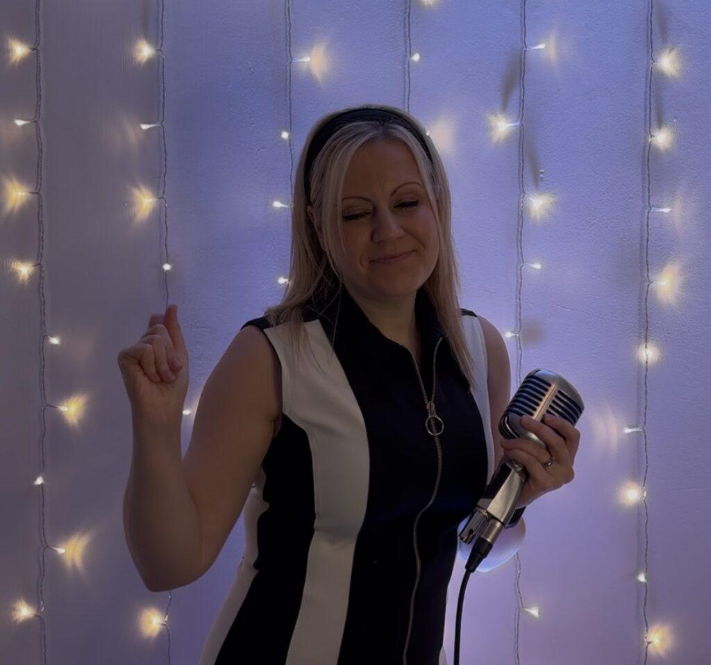 Tracy performing her 60's Motown Tribute Act for Events in Essex.